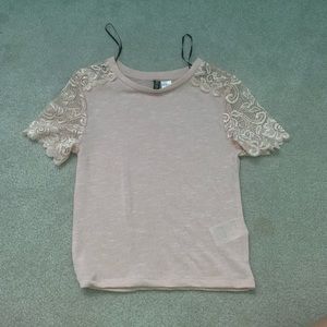 Light pink t-shirt with lace.